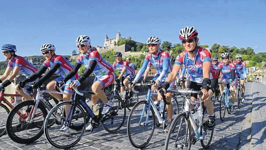 Auf nach Fulda: Das 22-köpfige Chariteam startet auf der Alten Mainbrücke in Würzburg in die vierte Tour-Etappe.