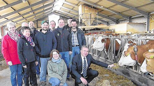 Politisches Stallgespräch: Sorgen der Milchviehhalter und weitere Probleme der Landwirtschaft standen im Mittelpunkt des Treffens der Kreisvorstandschaft des Bauernverbandes Würzburg mit MdB Paul Lehrieder auf dem Betrieb von Willi und Irene Hellfritsch in Albertshausen.