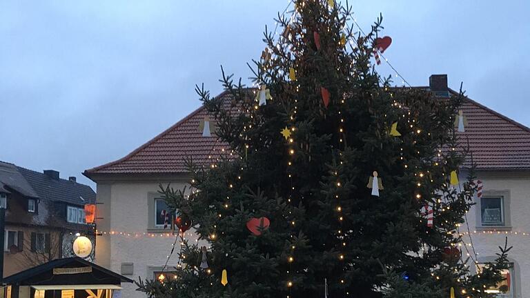 Christbaumschmuck aus der evangelischen KiTa Maßbach verschönert den Weihnachtsbaum in Maßbach.Foto: Nadine Fuhl       -  Christbaumschmuck aus der evangelischen KiTa Maßbach verschönert den Weihnachtsbaum in Maßbach.Foto: Nadine Fuhl