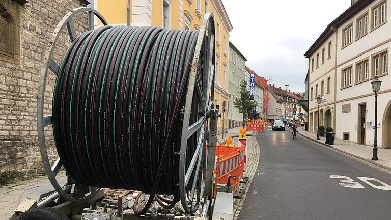 Der Mobilfunkanbieter Vodafone verlegt in der Innenstadt Kitzingen Leerrohre für Glasfaserkabel. Der Mobilfunkanbieter Vodafone verlegt in der Innenstadt Kitzingen Leerrohre für Glasfaserkabel.