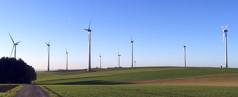 Regenerative Energieprojekte gibt es in den meisten Mitgliedsgemeinden der Allianz, wie hier den Windpark bei Forst, einem Ortsteil von Schonungen. Meist wurden sie aber von privaten Investoren realisiert. Regenerative Energieprojekte gibt es in den meisten Mitgliedsgemeinden der Allianz, wie hier den Windpark bei Forst, einem Ortsteil von Schonungen. Meist wurden sie aber von privaten Investoren realisiert. 