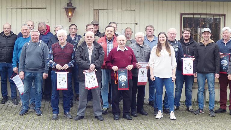 Für viele Kreis- und Kreisjugendmeister nahmen die Vorstände die Ehrenbänder in Empfang. Gratulation gab es vom 1. Vorsitzenden Rainer Wilm (rechts) und 2. Vorsitzenden Steffen Precht (dritter von rechts) sowie von den Zuchtwarten Tobias Günther (Tauben, Vierter von links) und Gerhard Hertlein (Hühner, Sechster von links).