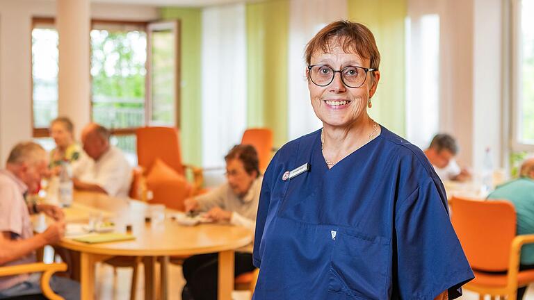 Während an vielen Stellen Pflegekräfte händeringend gesucht werden und sich zu wenige Menschen für den Beruf entscheiden, kehrt Elfriede Roth in die Pflege zurück. Die verbleibende Zeit bis zur Rente will sie in der Tagespflege der Heroldstiftung arbeiten. Während an vielen Stellen Pflegekräfte händeringend gesucht werden und sich zu wenige Menschen für den Beruf entscheiden, kehrt Elfriede Roth in die Pflege zurück. Die verbleibende Zeit bis zur Rente will sie in der Tagespflege der Heroldstiftung arbeiten.