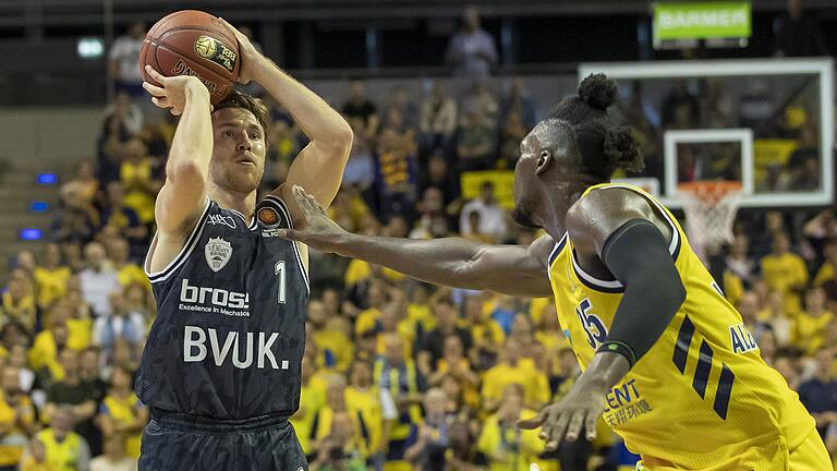 Jordan Hulls (der hier auch von Berlins starkem Center Landry Nnoko nicht gestoppt werden kann) war mit 18 Punkten, davon fünf Dreier, mal wieder Würzburgs bester Werfer. Jordan Hulls (der hier auch von Berlins starkem Center Landry Nnoko nicht gestoppt werden kann) war mit 18 Punkten, davon fünf Dreier, mal wieder Würzburgs bester Werfer.