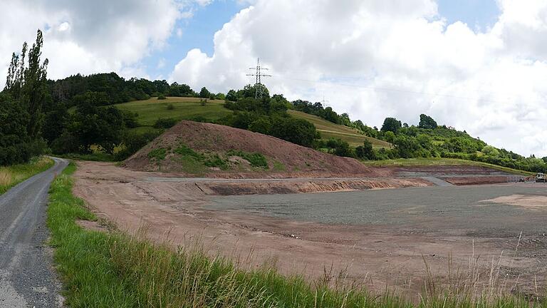 Die Westanbindung würde von der ehemaligen B26 westlich des Gewerbegebietes 'An der Lohwiese' abzweigen, eventuell hier an diesem Weg - und den Haßberg-Trauf hinauf Richtung Herrenwald verlaufen. Die Westanbindung würde von der ehemaligen B26 westlich des Gewerbegebietes 'An der Lohwiese' abzweigen, eventuell hier an diesem Weg - und den Haßberg-Trauf hinauf Richtung Herrenwald verlaufen.