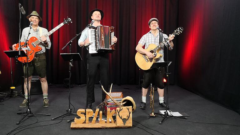Bühne, Quetsche, Bass und Gitarre: Alles wie gehabt? Nein, den das bissige Volksmusik-Trio Spilk hat keine Auftrittsmöglichkeit. Für das Online-Derbläggn haben sie ihre Stücke in einem Schweinfurter Tonstudio eingespielt. Bühne, Quetsche, Bass und Gitarre: Alles wie gehabt? Nein, den das bissige Volksmusik-Trio Spilk hat keine Auftrittsmöglichkeit. Für das Online-Derbläggn haben sie ihre Stücke in einem Schweinfurter Tonstudio eingespielt.