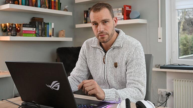 David Erstling aus Ochsenfurt produziert seine Songreihe im Heimstudio. David Erstling aus Ochsenfurt produziert seine Songreihe im Heimstudio. 
