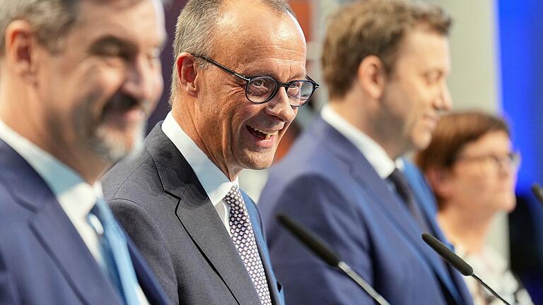 Koalitionsverhandlungen von Union und SPD abgeschlossen       -  Große Pläne, lachende Gesichter: Auf 146 Seiten haben die Unterhändler von Union und SPD ihre Ideen für die nächsten vier Jahre festgehalten.