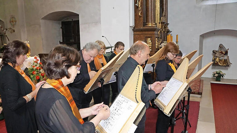 Die Veehharfen-Gruppe aus der Lebenshilfe-Werkstatt Nüdlingen, zu der Menschen mit und ohne Handicap gehören, spielte in der Klosterkirche am Kreuzberg eine Marien-Andacht. Foto: Marion Eckert - Die Veehharfen-Gruppe aus der Lebenshilfe-Werkstatt Nüdlingen, zu der Menschen mit und ohne Handicap gehören, spielte in der Klosterkirche am Kreuzberg eine Marien-Andacht. Foto: Marion Eckert Die Veehharfen-Gruppe aus der Lebenshilfe-Werkstatt Nüdlingen, zu der Menschen mit und ohne Handicap gehören, spielte in der Klosterkirche am Kreuzberg eine Marien-Andacht. Foto: Marion Eckert - Die Veehharfen-Gruppe aus der Lebenshilfe-Werkstatt Nüdlingen, zu der Menschen mit und ohne Handicap gehören, spielte in der Klosterkirche am Kreuzberg eine Marien-Andacht. Foto: Marion Eckert