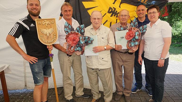 Vor 60 Jahren wurde die DJK Sondernau gegründet. Das Bild zeigt (von links) den Vorsitzenden Patrick Maul, den Ehrenvorsitzenden Hans Rott, die Gründungsmitglieder Emil Lempert und Alfred Huter, den DJK-Kreisvorsitzenden Jürgen Gensler und Bürgermeisterin Birgit Erb.