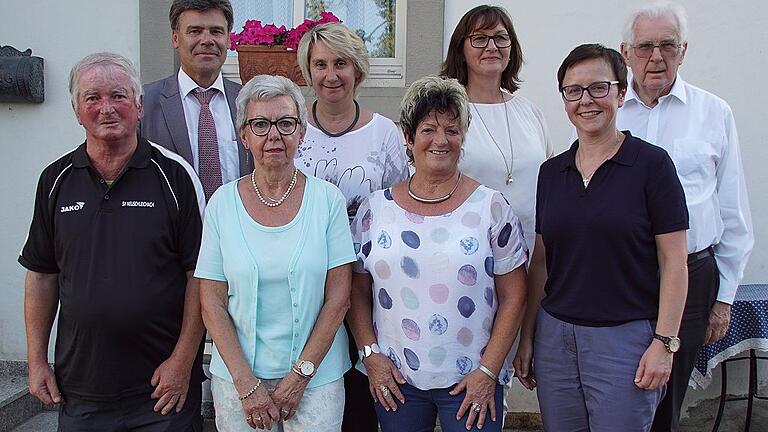 Übungsleiter, Kassiere, Schiedsrichter, Dirigenten &ndash; ohne Funktionäre geht es nicht in den Vereinen. Deshalb dankte Bürgermeister Thomas Sechser (hinten links) langjährigen Ehrenamtlichen beim Ehrenabend der Gemeinde Oberaurach.