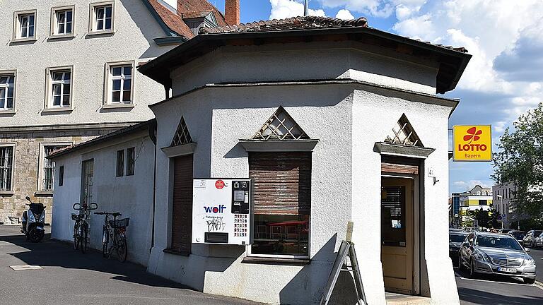 Auch optisch ein Markenzeichen oberhalb des Theaters: Der kleine Kiosk mit Lottannahmestelle hat am Samstag zum letzten Mal geöffnet.