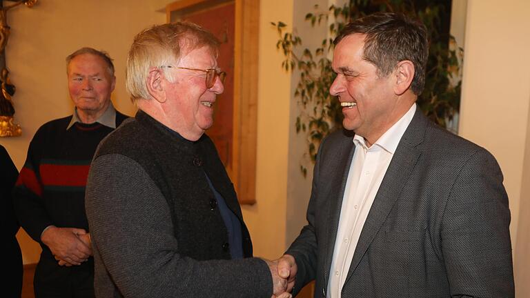 Glückwünsche gab es für den Wahlsieger Franz-Josef Sauer (rechts) von Altbürgermeister Roland Metz (links) beim Empfang im Pfarrheim St. Kilian. Glückwünsche gab es für den Wahlsieger Franz-Josef Sauer (rechts) von Altbürgermeister Roland Metz (links) beim Empfang im Pfarrheim St. Kilian.