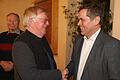 Glückwünsche gab es für den Wahlsieger Franz-Josef Sauer (rechts) von Altbürgermeister Roland Metz (links) beim Empfang im Pfarrheim St. Kilian.