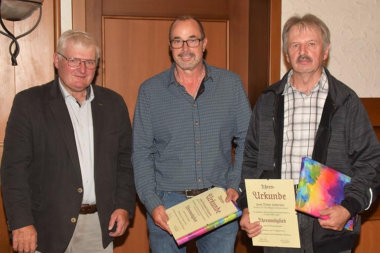 Günther Lang (links) ernannte Reinhard Hegwein (Mitte) und Dieter Heberlein zu Ehrenmitgliedern. Günther Lang (links) ernannte Reinhard Hegwein (Mitte) und Dieter Heberlein zu Ehrenmitgliedern.