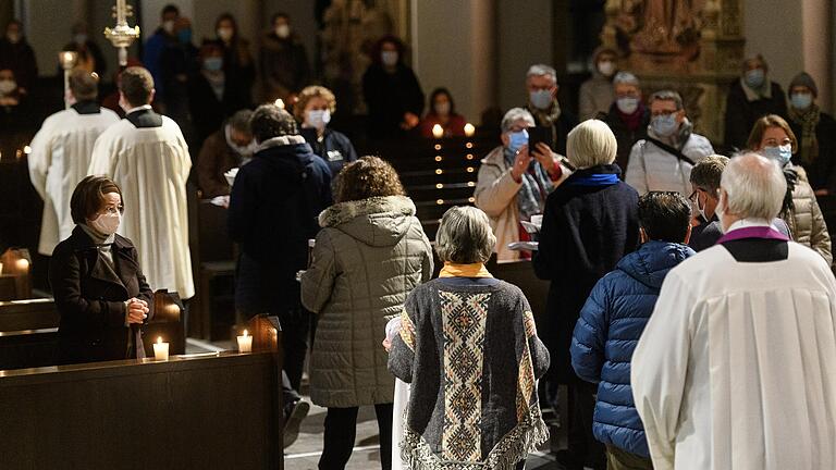 Das Bistum Würzburg verschärft den Zugang zum Dom an Weihnachten und an Silvester: Für die Festtagsgottesdienste soll nun die 3G-Regel gelten. Das Bistum Würzburg verschärft den Zugang zum Dom an Weihnachten und an Silvester: Für die Festtagsgottesdienste soll nun die 3G-Regel gelten.