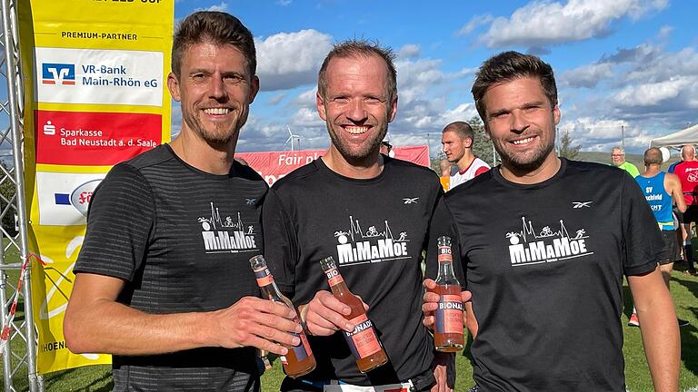 Das Team 'MiMaMoe' mit Michael Schultheiß (von links), Frank Mauer und Andreas Mauer erfrischt sich im Ziel.