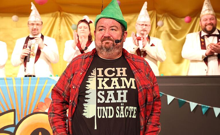 Pfarrer Michael Erhart – er kam, sah und sägte. Bei seiner Büttenrede ging es auch die zahlreichen Mai-Bäume. Pfarrer Michael Erhart – er kam, sah und sägte. Bei seiner Büttenrede ging es auch die zahlreichen Mai-Bäume.