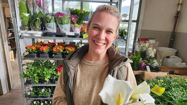 Blumen Schäfer in Premich verkleinert sich - Tochter Lisa Schäfer kann als Floristenmeisterin die Gärtnerei alleine nicht führen. Daneben hat sie auch noch vier Kinder, ihr Mann arbeitet in einer anderen Branche. Blumen Schäfer in Premich verkleinert sich - Tochter Lisa Schäfer kann als Floristenmeisterin die Gärtnerei alleine nicht führen. Daneben hat sie auch noch vier Kinder, ihr Mann arbeitet in einer anderen Branche.