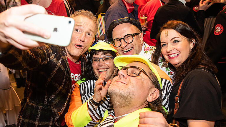 Viele Besucher bei der Aftershow Party von 'Fastnacht in Franken'  am Freitag Abend (14.02.20) in Veitshöchheim.
