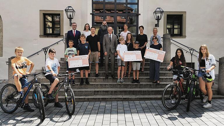 Parallel zum Stadtradeln fand ein Schulwettbewerb statt, bei dem Schulen aus dem Landkreis für einen guten Zweck gegeneinander antraten. Unser Bild zeigt die Preisübergabe mit Landrat Wilhelm Schneider, Stadtradeln-Koordinator Benjamin Hermann sowie Vertreterinnen und Vertreter von Schulen, Sponsoren, Schulamt und Klimamanagement.