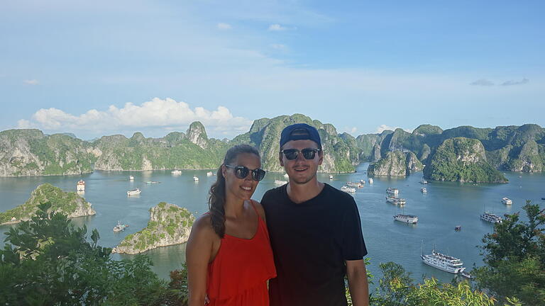 Vietnam - Halong Bay - Vietnam - Halong Bay - Auf einer dreitägigen Bootstour fuhren Nadine und Viktor durch die Bucht mit ihren fast 2000 Kalkfelsen, die bis zu mehreren hundert Meter hoch aus dem Wasser ragen. Vietnam - Halong Bay - Vietnam - Halong Bay - Auf einer dreitägigen Bootstour fuhren Nadine und Viktor durch die Bucht mit ihren fast 2000 Kalkfelsen, die bis zu mehreren hundert Meter hoch aus dem Wasser ragen.