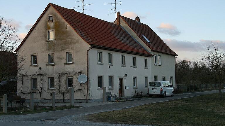 Das Haus im Iphöfer Stadtteil Hellmitzheim, in dem die Familie wohnt, soll abgerissen werden. Der Vermieter hat der Familie vor einem Jahr gekündigt.