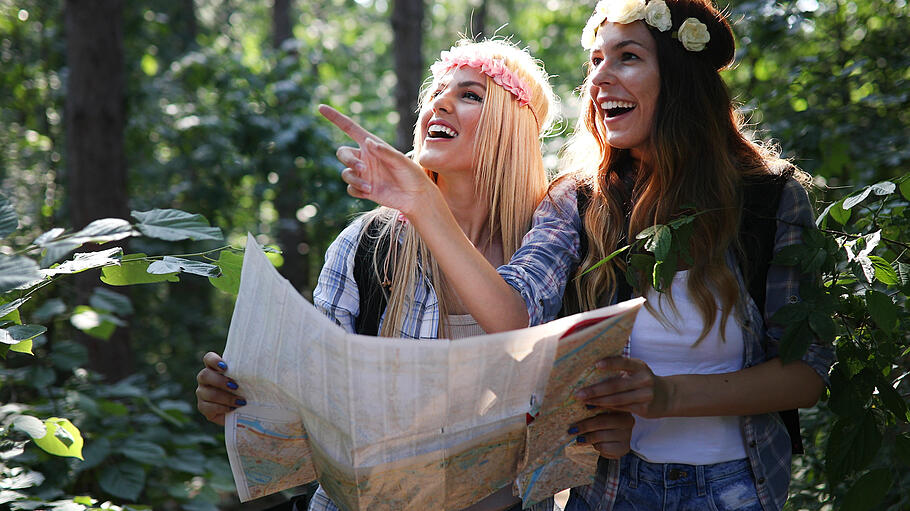 Beautiful young women spending time in nature       -  Für naturverliebte Bräute eignet sich eine Wanderung mit Hüttenübernachtung perfekt.