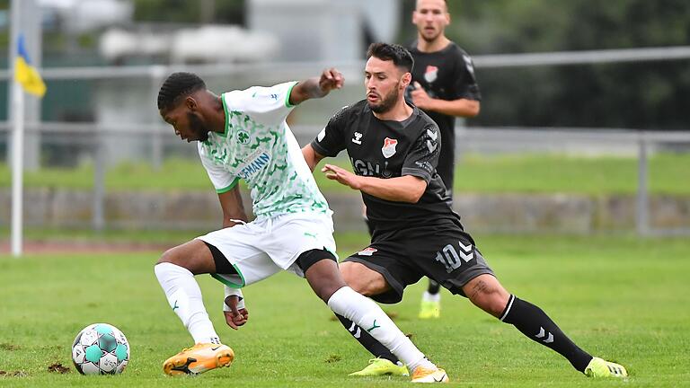 Im Synchronschritt: Rodney Elongo Yombo (links, SpVgg Greuther Fürth II) und Timo Pitter (rechts), der den 2:2-Ausgleich beim 3:2-Triumph für den TSV Aubstadt erzielte.