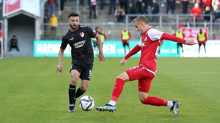 Steht der Ex-Würzburger Albion Vrenezi (links, gegen Kickers-Verteidiger Alexander Lungwitz) bald ohne Arbeitgeber da? Seinem bereits insolventen Klub Türkgücü München droht das Aus in der 3. Liga.