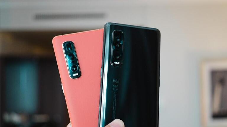 Nicht von der Stange: Oranges Kunstleder oder schwarze Keramik sind die Wahlmöglichkeiten beim Oppo Find X2 Pro (ca. 1200 Euro). Foto: Conan Zhao/Oppo/dpa-tmn       -  Die Hersteller Xiaomi, Oppo und Vivo wollen eine eigene App auf den Markt bringen, mit der die Datenübertragung leichter werden soll.