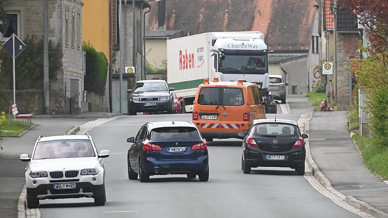 Alltag an einem ganz normalen Vormittag in der Ortsdurchfahrt von Euerhausen. Viele Giebelstadter sind enttäuscht, dass nach dem Stopp der Planfeststellung vor einem Jahr bisher kaum etwas passiert ist.&nbsp;