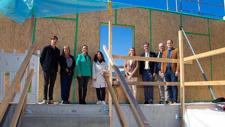 Sternwarte und Goethe-Kepler-Schule bekommen einen neuen Nachbarn: Derzeit entsteht dort eine Kindertagesstätte. Beim Baustellenbesuch (von links): Michael Altrock, Fachbereichsleiter Hochbau, Projektleiterin Ulrike Landeck, Sozialreferentin Hülya Düber, Schuldirektorin Gabriele Brohm-Schlosser, Bürgermeisterin Judith Roth-Jörg, OB Christian Schuchardt, Martin Küpper, Sachgebietsleiter Kindertagesbetreuung und Baureferent Benjamin Schneider.