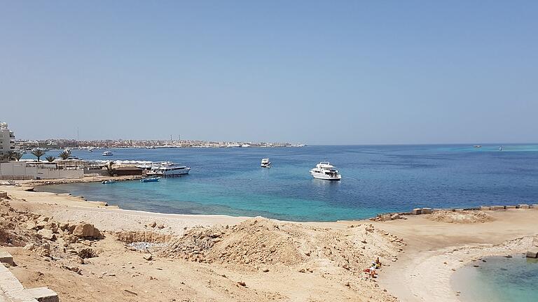 Strand in Hurghada       -  Das Rote Meer ist wegen seiner Korallenriffe besonders bei Tauchern beliebt. (Archivbild)