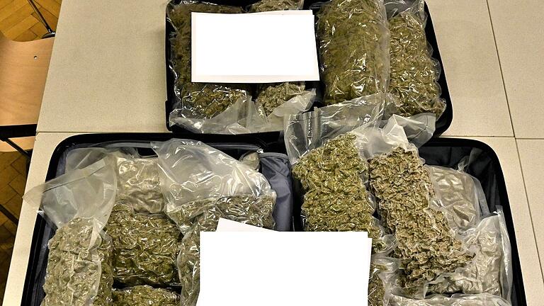Polizei findet rund neun Kilo Marihuana in Reisebus       -  Schleierfahnder durchsuchten einen Reisebus.
