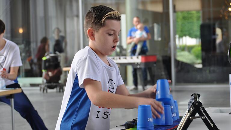 Beim Speed-Stacking geht es um Schnelligkeit und Geschick. Im Bild ein Teilnehmer des Wettbewerbs am Landesturnfest in Schweinfurt.