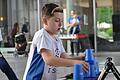 Beim Speed-Stacking geht es um Schnelligkeit und Geschick. Im Bild ein Teilnehmer des Wettbewerbs am Landesturnfest in Schweinfurt.