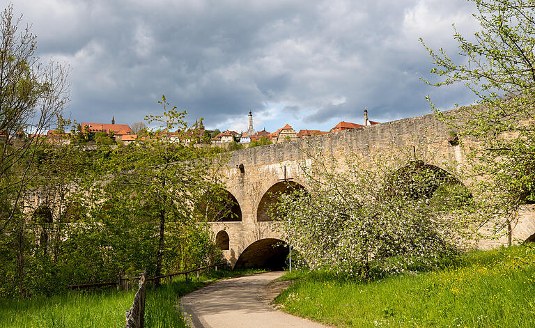 Der Rundweg „W3“ führt über die Doppelbrücke und dann weiter an der Tauber entlang. Der Rundweg „W3“ führt über die Doppelbrücke und dann weiter an der Tauber entlang.