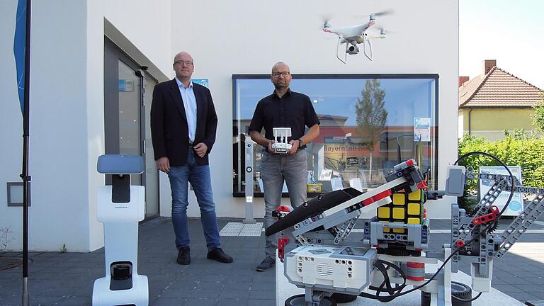 Immer mit neuester Technik unterwegs. Auf den Aktionstag zum fünfjährigen Bestehen des BayernLab freuen sich Vermessungsamtsleiter Andreas Jödeke (links) und der Leiter des BayernLab, Roland Mai.