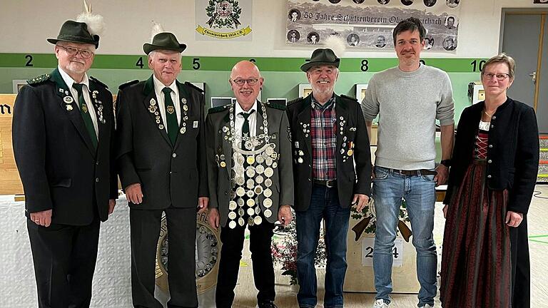 Auf dem Foto (von links): Schützenmeister Norbert Mahr,  Protektoratsauszeichnung DSB für Herbert Zenglein, König Stefan Flachsenberger, Ehrenmitglied Armin Schneider, 2. Ritter Julian Stapf, Gauvertreterin Birgit Mahr.