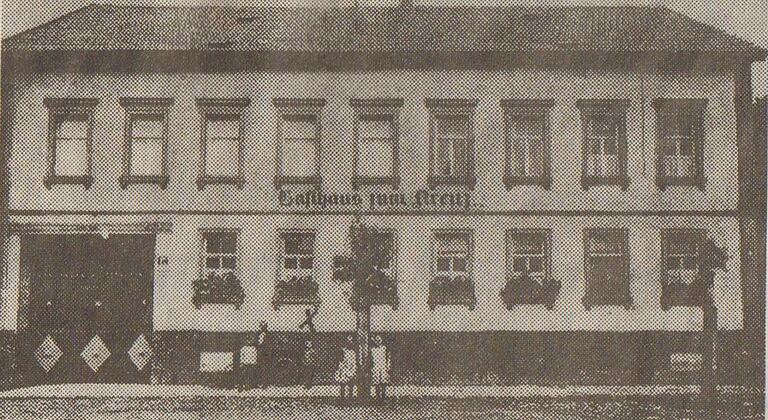 Das Gasthaus'Zum Kreuz' wurde bei dem Bombenangriff
voll getroffen. Sieben Menschen fanden hierbei den Tod. Das Gasthaus'Zum Kreuz' wurde bei dem Bombenangriff
voll getroffen. Sieben Menschen fanden hierbei den Tod.