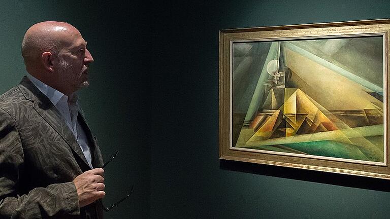 MGS-Museumsleiter Wolf Eiermann vor Lyonel Feiningers &bdquo;Gaberndorf I&ldquo;