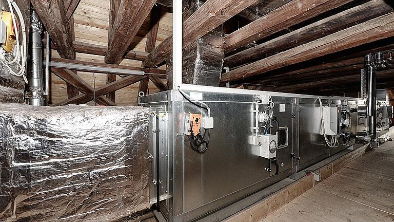 Energetische Sanierung bis unters Dach. Die neue Lüftungsanlage mit Wärmerückgewinnung auf dem Dachboden. Energetische Sanierung bis unters Dach. Die neue Lüftungsanlage mit Wärmerückgewinnung auf dem Dachboden.