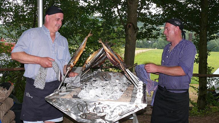 Wernfelder Fischer hatten die Makrelen über der Feuersglut aufgesteckt.