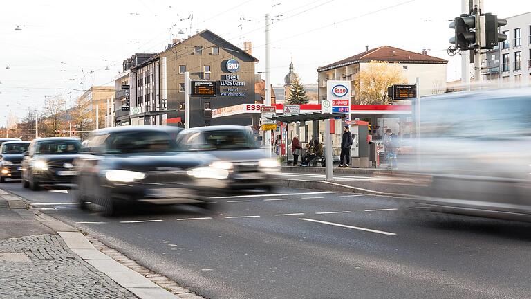 An dieser Ampel in Würzburg-Heidingsfeld wurde eine Fußgängerin angefahren. An diesem Dienstag sollte der Prozess gegen einen 21-Jährigen wegen versuchten Mordes beginnen. Wegen Corona ist er kurzfristig abgesetzt worden.