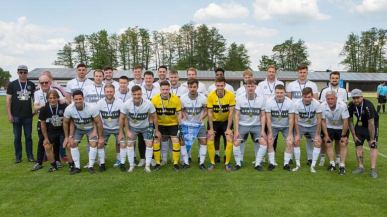 Der FC Geesdorf ist Meister der Fußball-Landesliga Nordwest, Saison 2021/22. Der FC Geesdorf ist Meister der Fußball-Landesliga Nordwest, Saison 2021/22.