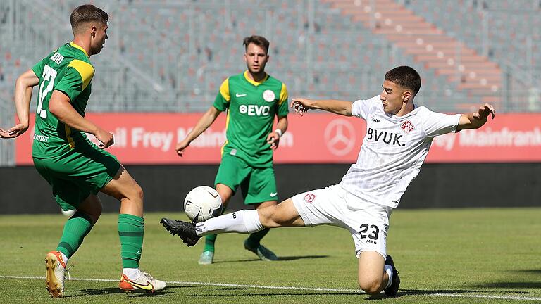 Samuel Röthlein (rechts) hat schon erste Erfahrungen im Profi-Kader der Würzburger Kickers gesammelt. Am Sonntag steht für ihn das Stadtderby in der U-19- Bayernliga an.&nbsp;