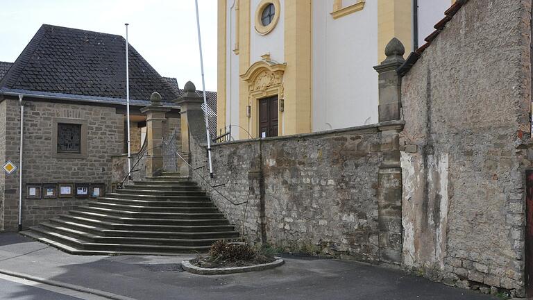 Schon länger geplant ist die Herrichtung des Platzes vor der Kirche. Bevor die Gemeinde die Arbeiten beauftragen kann, muss seitens der Kirchengemeinde die Bruchsteinmauer saniert werden.