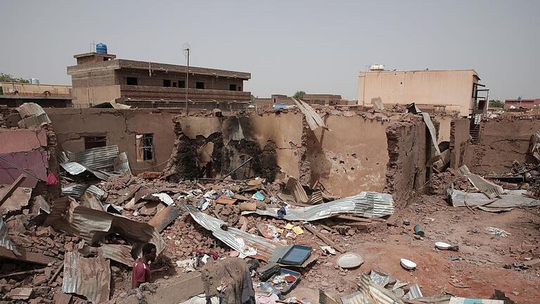 Konflikt im Sudan.jpeg       -  Ein Mann geht an einem Haus in Khartum vorbei, das bei den Kämpfen im Sudan getroffen wurde.