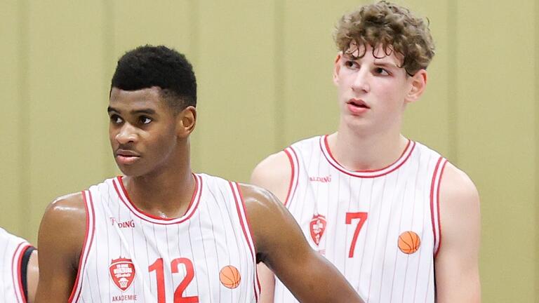 Elijah Ndi (links) und Hannes Steinbach bei einem Spiel der Würzburg Baskets Akademie. Die Baskets haben den Vertrag mit Ndi aufgelöst und befinden sich mit Steinbach noch in Verhandlungen.